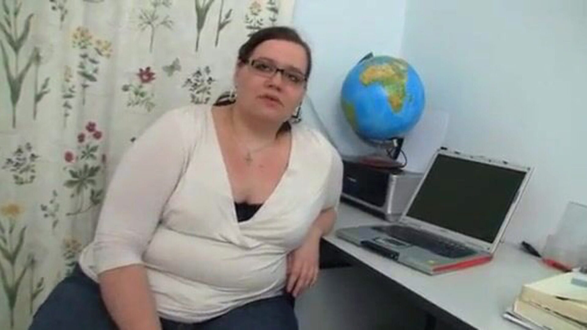 Chuby schoolteacher in nerdy glasses seducing hunk